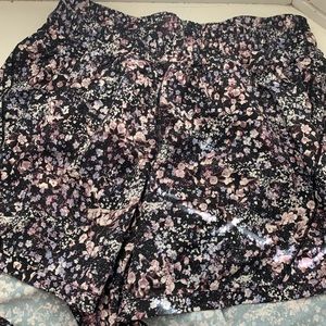 Size 8 lululemon Track That short